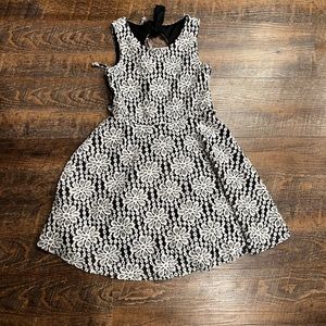 Speechless Girl’s 10 Sleeveless Black and White Floral Dress